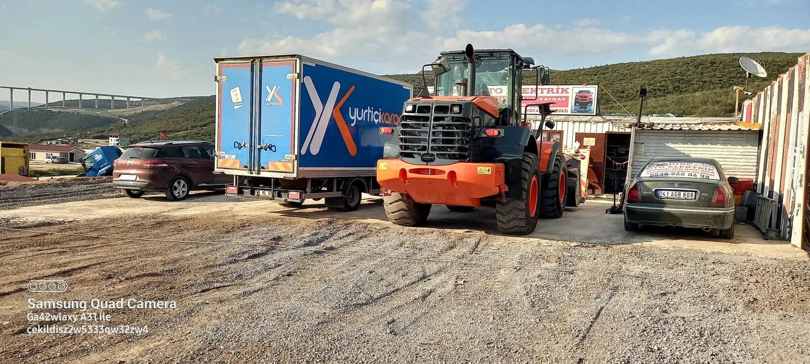 Dinç Oto servis alanında forklift