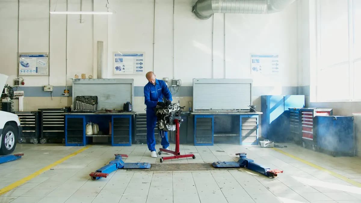 Atölyede motor bileşenleri üzerinde çalışan teknisyen